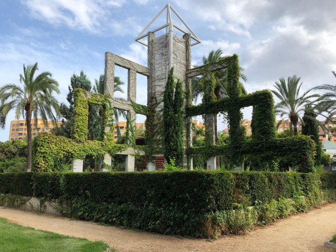 14 Suprises Awaiting You In Turia Park Hedge Maze